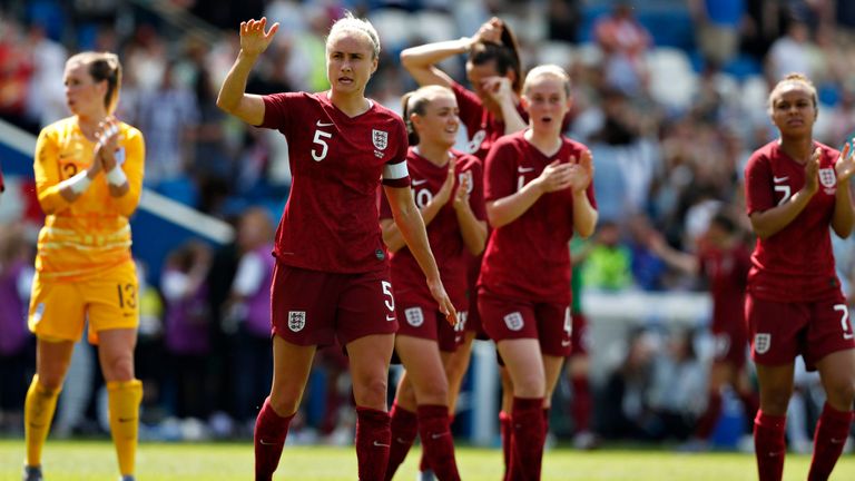 Steph Houghton, d'Angleterre, fait signe à la foule après un match contre les Néo-Zélandaises 