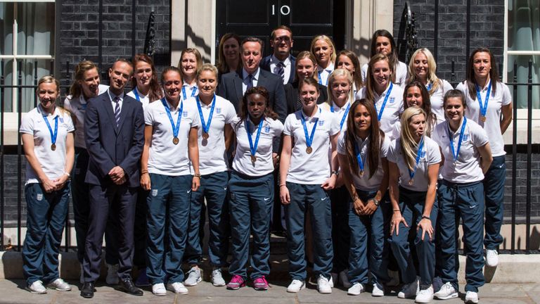 L'équipe d'Angleterre pose avec l'ancien Premier ministre David Cameron devant le 10 Downing Street après la Coupe du monde 2015