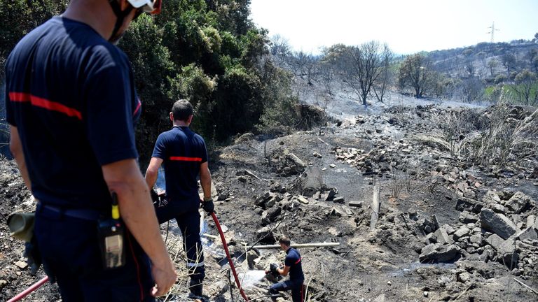 Les pompiers éteignent un incendie autour de Saint Gilles dans le sud de la France