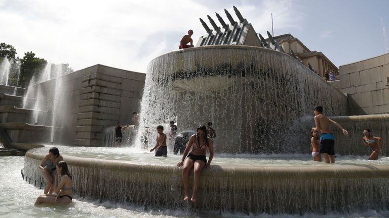 Les gens se baignent dans la fontaine du Trocadéro près de la tour Eiffel