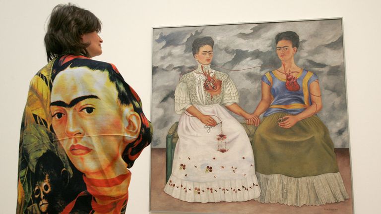 Emma Dexter, regarde "Les Deux Fridas", une peinture de l'artiste Frida Kahlo, à la Tate 