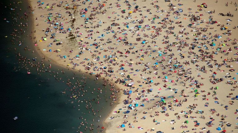 Les gens se rafraîchissent au bord d'un lac à Haltern am See, dans l'ouest de l'Allemagne, alors que les températures dépassaient les 38 ° C