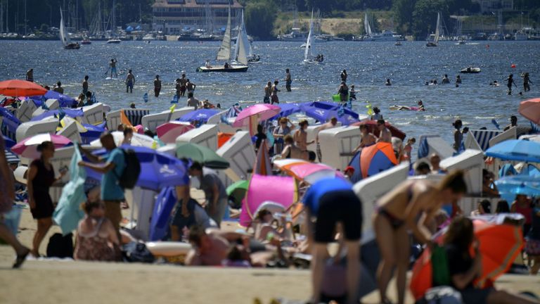 Les gens ont emballé les plages de baignade publiques sur les lacs en Allemagne alors que les températures atteignaient leur maximum