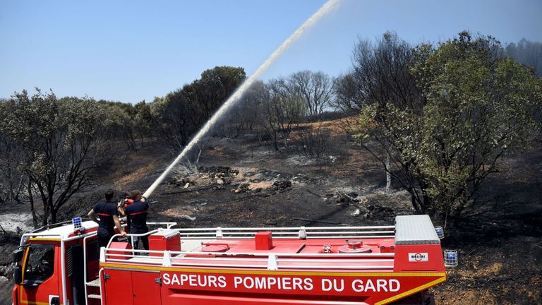 Plus de 700 pompiers et 10 avions ont été déployés samedi pour lutter contre les incendies de forêt dans le sud de la France