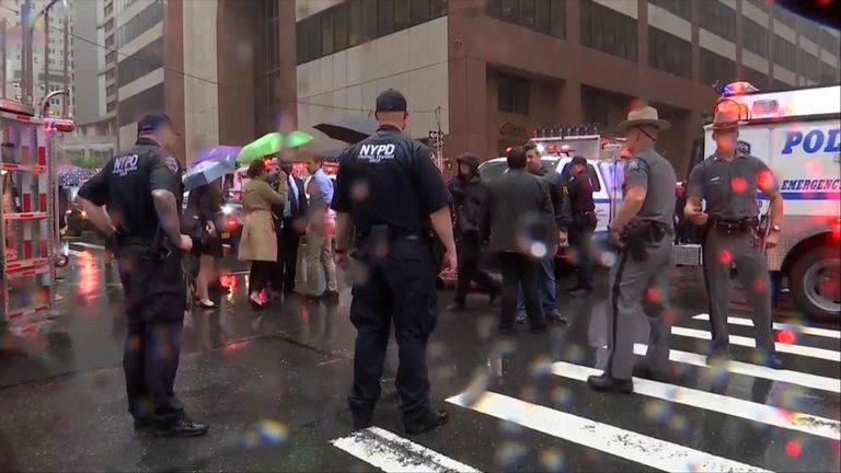 La police sur les lieux du crash de l'hélicoptère à New York