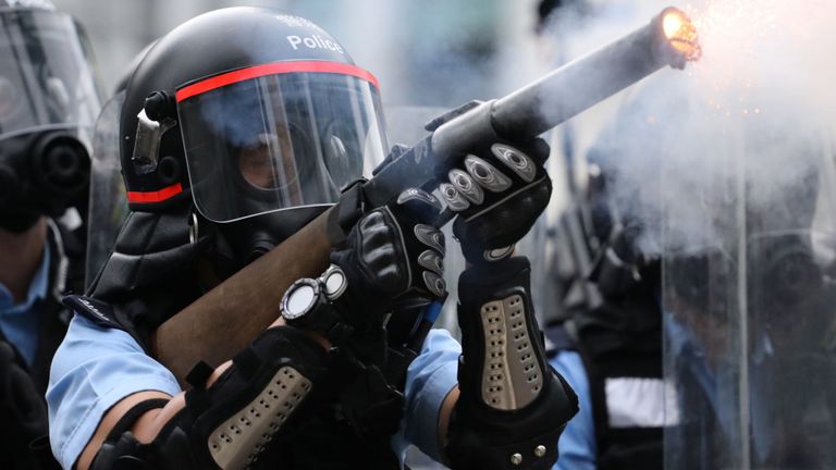 La police de Hong Kong a tiré des gaz lacrymogènes au cours de la manifestation contre un projet de loi sur l'extradition 