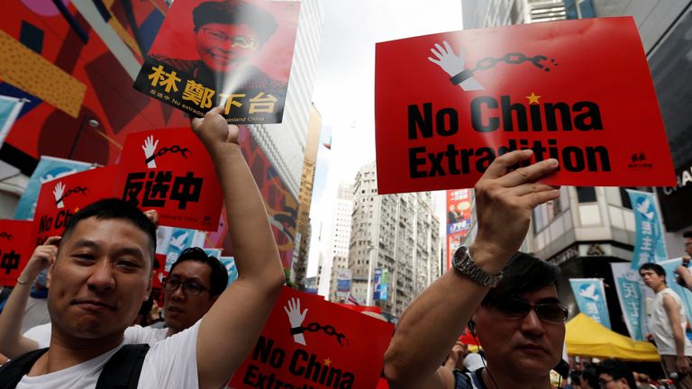 Des manifestants tiennent des pancartes lors d'une manifestation pour demander aux autorités de rejeter un projet de loi d'extradition avec la Chine