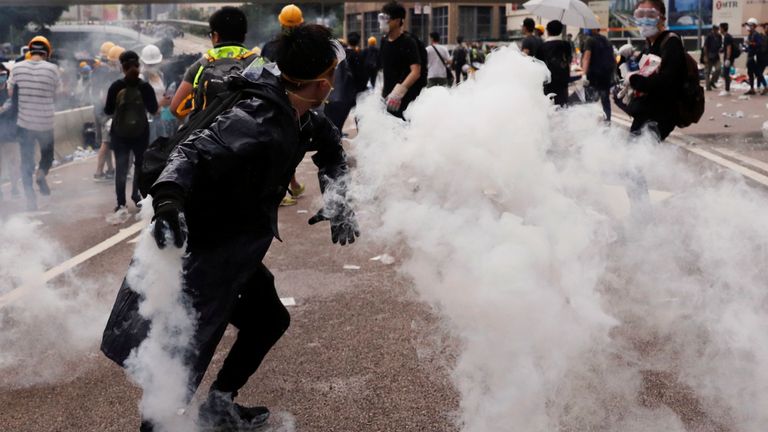 Un manifestant jette une cartouche de gaz lacrymogène lors de manifestations à Hong Kong