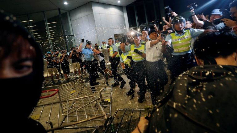La police utilise un spray au poivre pour disperser les manifestants réclamant le blocage d'un projet de loi sur l'extradition