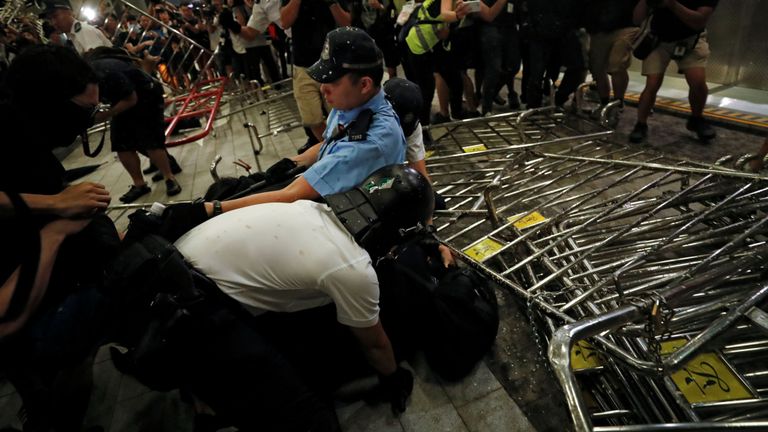 Plusieurs centaines de manifestants se sont affrontés avec la police devant le bâtiment du parlement de Hong Kong