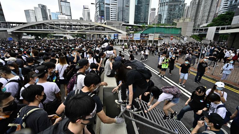 Les manifestants occupent Harcourt Road près du siège du gouvernement à Hong Kong le 12 juin 2019