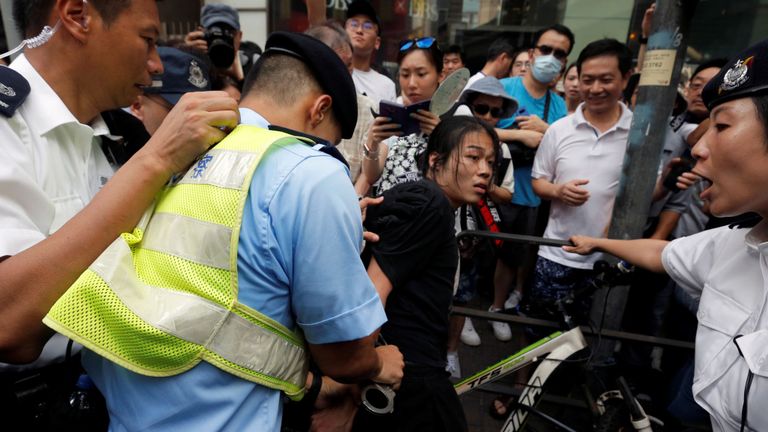 Des policiers arrêtent un manifestant lors d'une manifestation pour demander aux autorités de rejeter un projet de loi d'extradition avec la Chine