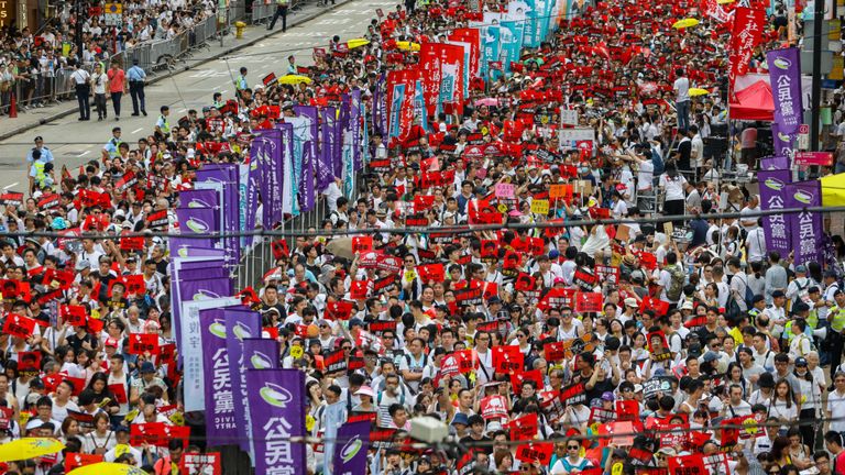 Des manifestants défilent lors d'une manifestation contre une proposition controversée de loi sur l'extradition à Hong Kong 