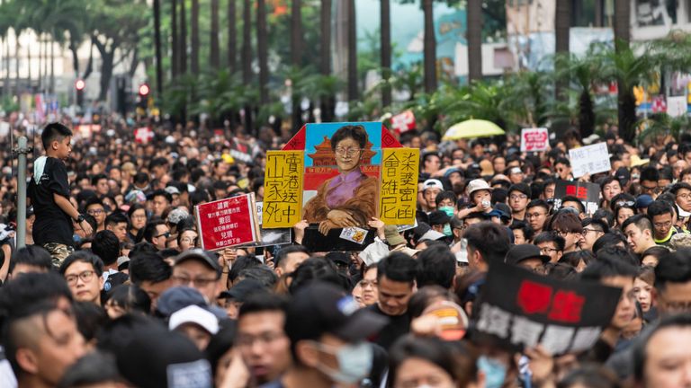 HONG KONG, HONG KONG - 16 juin: Des manifestants manifestent contre le projet de loi sur l’extradition, actuellement suspendu, le 16 juin 2019 à Hong Kong, Chine. Un grand nombre de manifestants se sont rassemblés dimanche, malgré l'annonce faite hier par la directrice générale de Hong Kong, Carrie Lam, que le projet de loi controversé sur l'extradition sera suspendu pour une durée indéterminée. (Photo par Billy H.C. Kwok / Getty Images)

