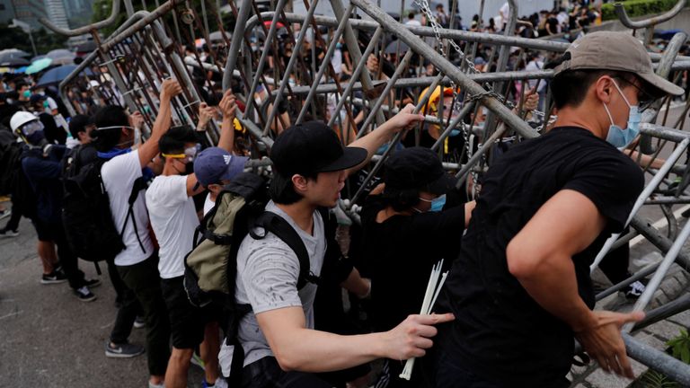 Les manifestants tentent de démolir les barricades de la police