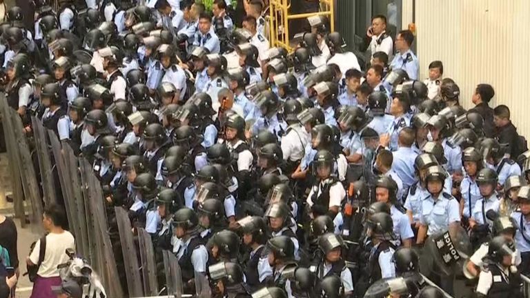 Police à l'extérieur du bâtiment du gouvernement de Hong Kong 
