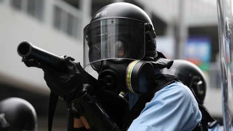 Un officier de police tire un pistolet lacrymogène sur les manifestants lors d'une manifestation contre un projet de loi sur l'extradition à Hong Kong