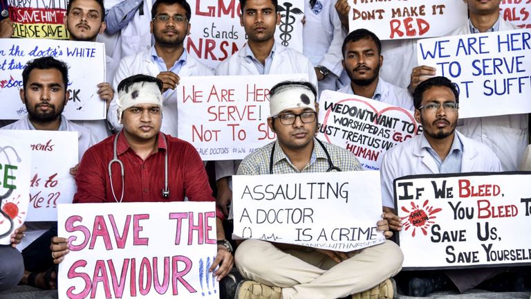 Des étudiants et des médecins indiens organisent une manifestation silencieuse lors de la grève à l'échelle nationale