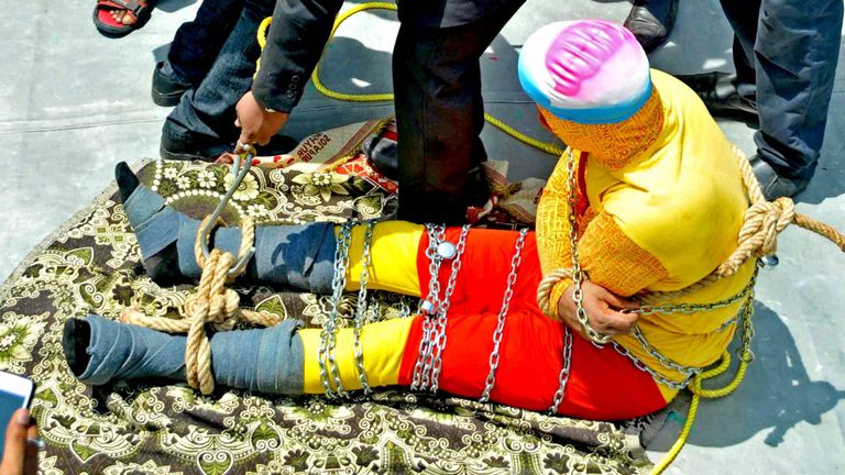   Cascadeur indien prêt à descendre dans le Gange