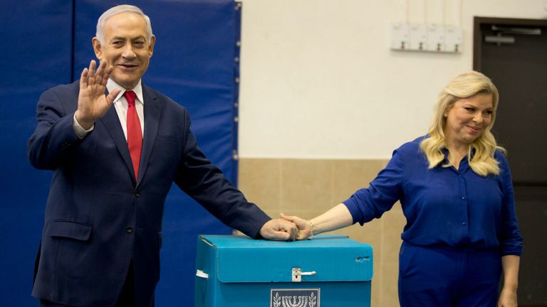 Le Premier ministre israélien Benjamin Netanyahu (à gauche) et sa femme Sara ont voté