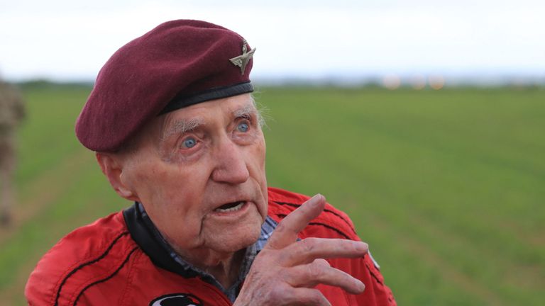 SANNERVILLE, France - 5 juin: Jock Hutton, un vétéran du jour J, âgé de 95 ans, débarque alors qu'il tandem saute avec les Diables Rouges du Royal Parachute Regiment dans une chute en parachute sur des champs à Sannerville le 05 juin 2019 à Sannerville, France . Anciens combattants, familles, visiteurs et militaires se sont réunis en Normandie le 6 juin pour commémorer le 75e anniversaire du débarquement en Normandie, qui annonçait l'avancée des Alliés vers l'Allemagne et la victoire en Europe 11 mois plus tard. (Photo de Christo