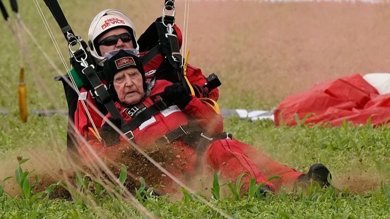 SANNERVILLE, France - 5 juin: Jock Hutton, un vétéran du jour J, âgé de 95 ans, débarque alors qu'il tandem saute avec les Diables Rouges du Royal Parachute Regiment dans une chute en parachute sur des champs à Sannerville le 05 juin 2019 à Sannerville, France . Anciens combattants, familles, visiteurs et militaires se sont réunis en Normandie le 6 juin pour commémorer le 75e anniversaire du débarquement en Normandie, qui annonçait l'avancée des Alliés vers l'Allemagne et la victoire en Europe 11 mois plus tard. (Photo de Christo