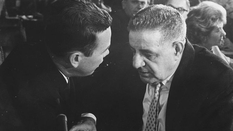 Valachi, à droite, parle à son conseil tout en témoignant contre ses anciens chefs de la mafia en 1963