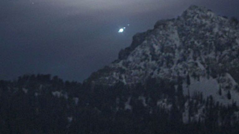 Pic: Jupiter et plusieurs de ses grandes lunes apparaissent au-dessus des montagnes de l'Utah. Photo: NASA / Bill Dunford