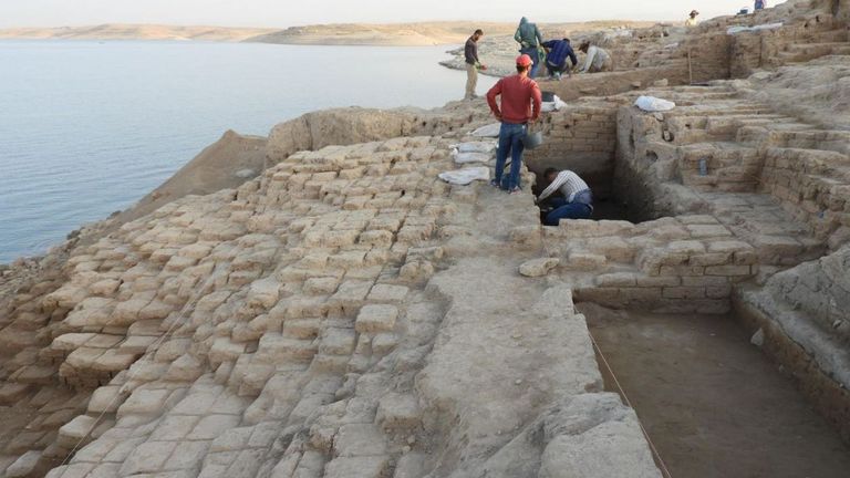Le mur de la terrasse se trouve sur une pente au-dessus des eaux retirées du réservoir du barrage de Mossoul. Pic: IANES