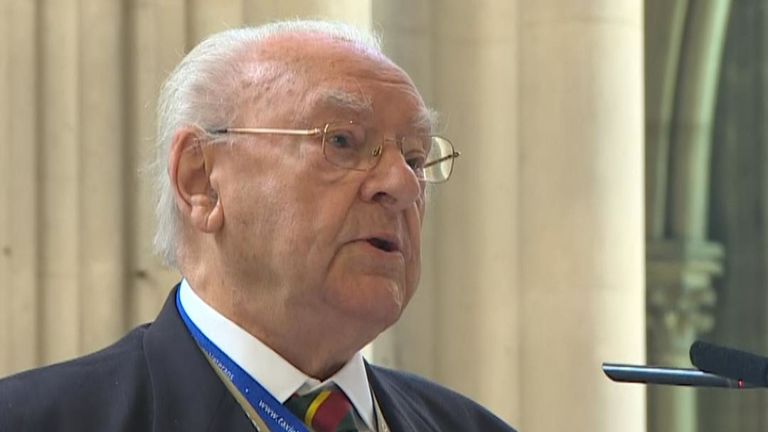 Kenneth Hay, ancien combattant, lit un poème au service de Bayeux à l'occasion du jour J 75