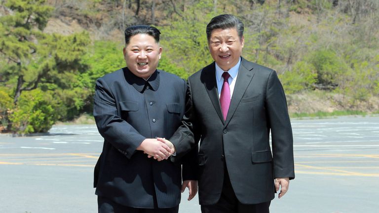 Le dirigeant nord-coréen Kim Jong Un serre la main sur le président chinois Xi Jinping, à Dalian, en Chine, dans cette photo non datée publiée le 9 mai 2018