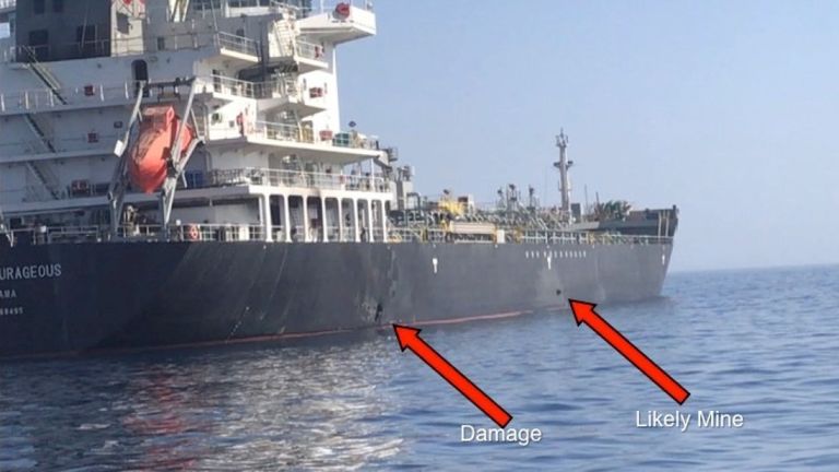 Une image du US Central Command montre une possible mine et des dégâts sur le Kokuka Courageous