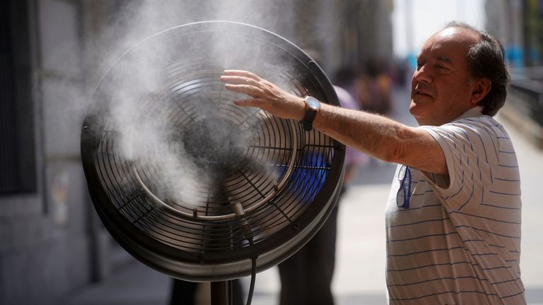 Un homme tente de se calmer avec un ventilateur dans le centre de Madrid, en Espagne, le 27 juin 2019