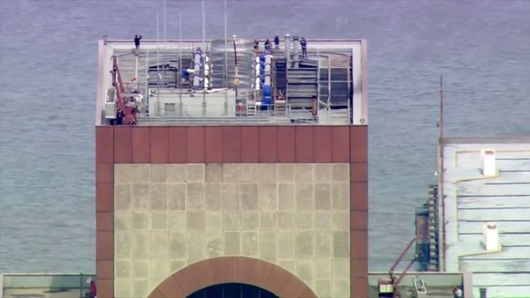Les enquêteurs examinent le toit de l'immeuble situé sur la 7ème avenue