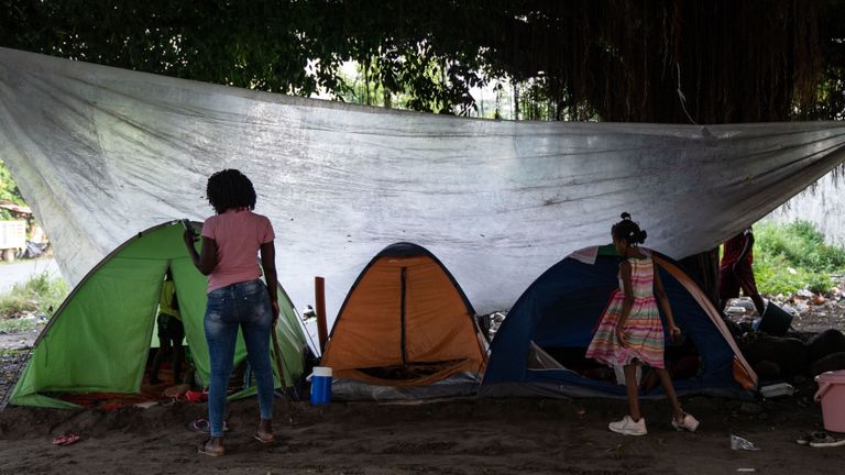 Les migrants au Mexique près des tentes où ils vivent temporairement jusqu'à ce qu'ils puissent trouver un abri