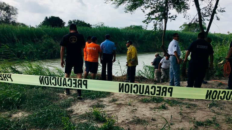 Les autorités de la banque Rio Grande où ont été retrouvés les corps du migrant salvadorien Oscar Alberto Martínez Ramírez et de sa fille Valeria, âgée de 2 ans, à Matamoros, au Mexique