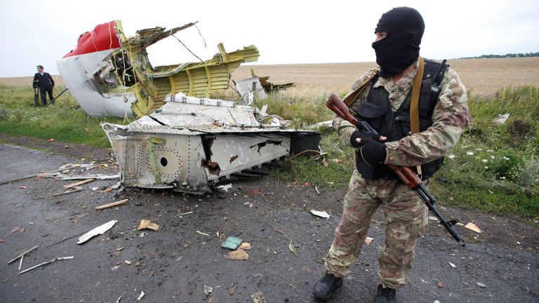 Un séparatiste pro-russe sur le site du crash du vol MH17 de Malaysia Airlines, près du village de Hrabove (Grabovo) dans la région de Donetsk, en Ukraine