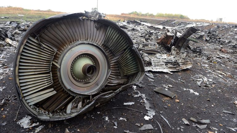 Partie du vol MH17 de Malaysia Airlines sur le site de l'accident dans le village de Hrabove (Grabovo), à environ 80 km à l'est de Donetsk