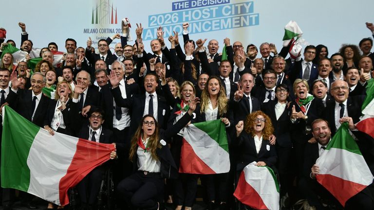 Les membres de la délégation de Milan / Cortina d'Ampezzo célèbrent 
