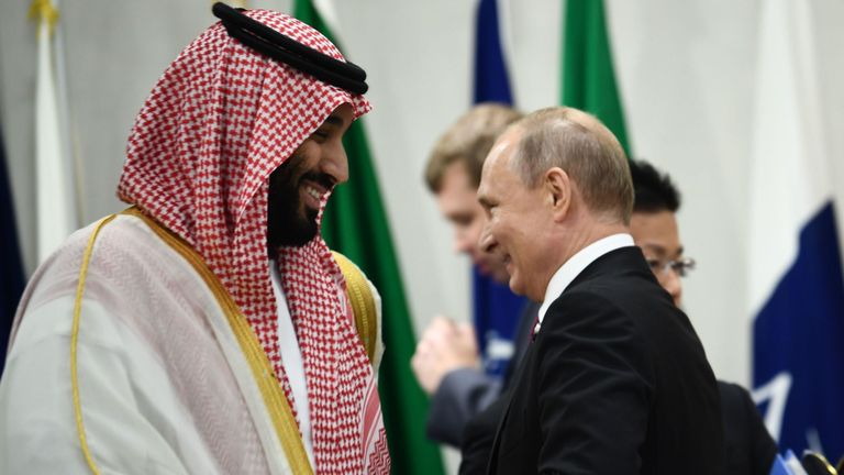 Le prince héritier saoudien Mohammed bin Salman et le président russe Vladimir Poutine assistent à une réunion au sommet du G20 à Osaka le 28 juin 2019. 