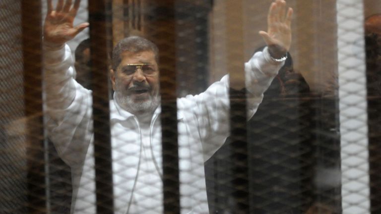 M. Morsi s'est effondré dans la cage des accusés de la prison de Tura, au Caire