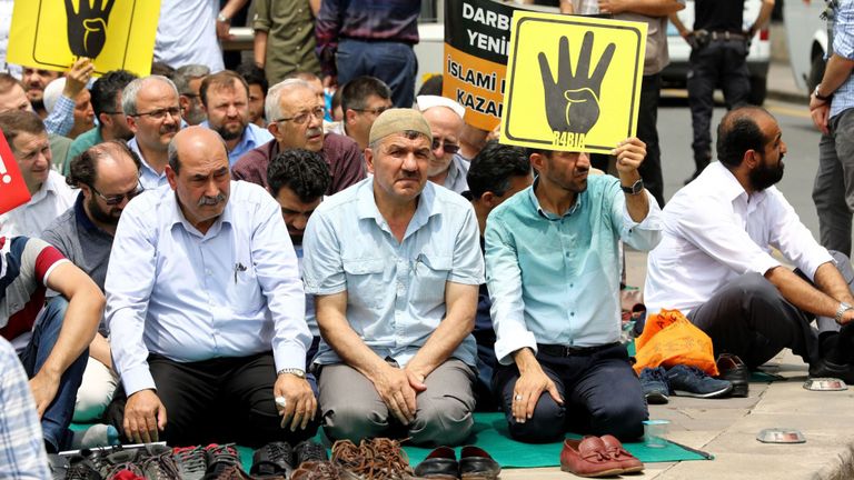 Personnes tient des pancartes représentant le symbole 