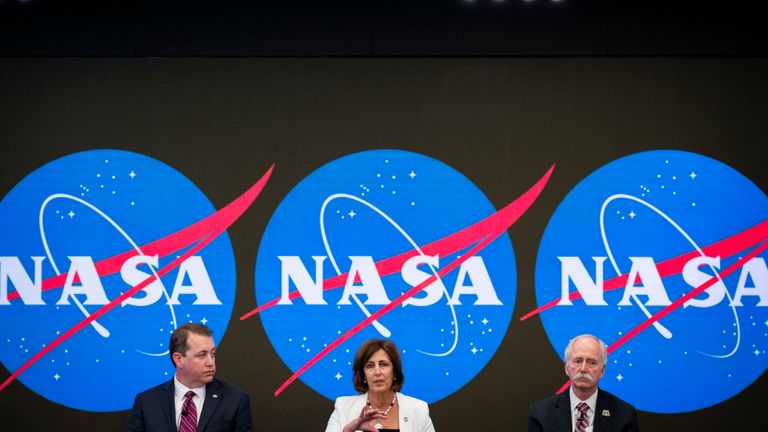 Jeff DeWit, Robyn Gatens et Bill Gerstenmaier de la NASA annoncent la nouvelle à New York
