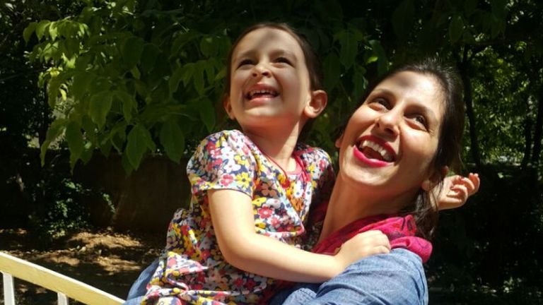 Nazanin Zaghari-Ratcliffe est réunie avec sa fille après une libération provisoire de prison