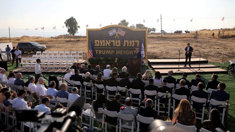 Le Premier ministre israélien Benjamin Netanyahu prend la parole lors d'une cérémonie visant à dévoiler le signe d'une nouvelle communauté baptisée du nom du président américain Donald Trump sur les hauteurs du Golan occupées par les Israéliens le 16 juin 2019