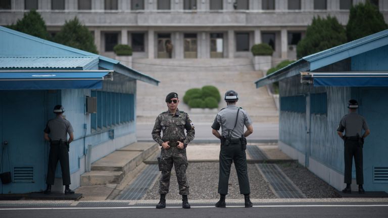 Les soldats montent la garde devant la ligne de démarcation séparant la Corée du Nord et la Corée du Sud dans la zone démilitarisée