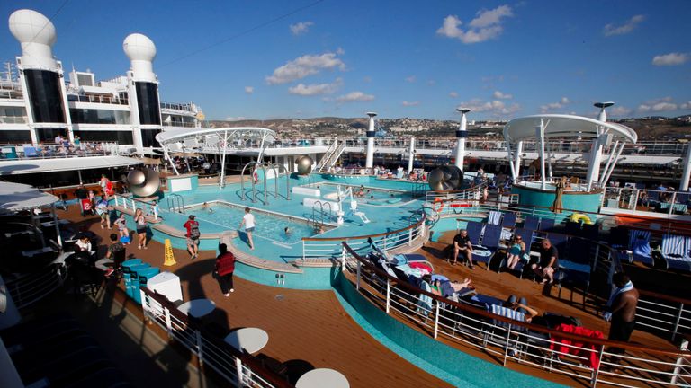 Les gens se détendre sur la terrasse du navire de croisière Norwegian Epic amarré au terminal de croisière à Marseille, France