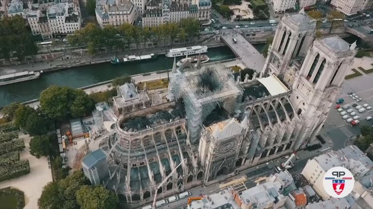 Les alpinistes ont installé des bâches imperméables sur l’extérieur éventé et dégonflé afin d’éviter des dommages supplémentaires en prévision des tempêtes