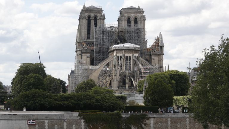 Vue de la cathédrale Notre-Dame de Paris vue le 15 juin 2019. - La cathédrale Notre-Dame de Paris accueillera sa première messe le 15 juin 2019, exactement deux mois après l'incendie dévastateur qui a secoué la France et le monde. Pour des raisons de sécurité, la messe dirigée par Mgr Michel Aupetit, archevêque de Paris, sera célébrée à une très petite échelle. Les fidèles devront porter un casque, mais les prêtres porteront leur tenue de cérémonie. (Photo de Zakaria ABDELKAFI / AFP) (Le crédit photo devrait indiquer Z