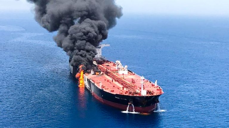 Un pétrolier après avoir été attaqué dans le golfe d'Oman